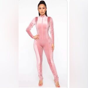 Velvet Jumpsuit
Long Sleeve
Mock Neck
Front Zipper
90% Polyester 10% Spandex